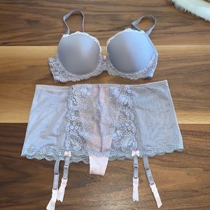 VICTORIA SECRET LINGERIE SET - 32C/M
